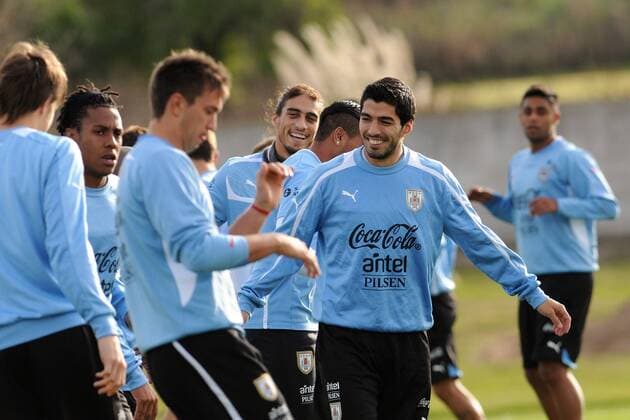 (130601) -- MONTEVIDEO, 2013 (Xinhua) -- Uruguay s national soccer team players participate in a training session in Montevideo, capital of Uruguay, on May 31, 2013. Uruguay s national soccer team will play a friendly match against France at Centenario Stadium in Montevideo on June 5. (Xinhua Nicolas Celaya) (fnc) (ce) (SP)URUGUAY-MONTEVIDEO-SOCCER-TRAINING 