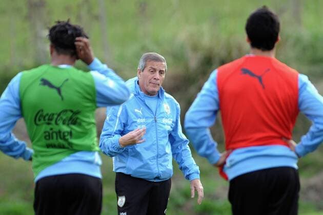 (130601) -- MONTEVIDEO, 2013 (Xinhua) -- Oscar Tabarez (C), coach of Uruguay s national soccer team, participates in a training session in Montevideo, capital of Uruguay, on May 31, 2013. Uruguay s national soccer team will play a friendly match against France at Centenario Stadium in Montevideo on June 5. (Xinhua Nicolas Celaya) (fnc) (ce) (SP)URUGUAY-MONTEVIDEO-SOCCER-TRAINING 