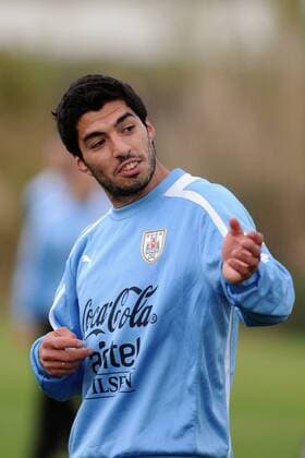 (130601) -- MONTEVIDEO, 2013 (Xinhua) -- Uruguay s national soccer team player Luis Suarez participates in a training session in Montevideo, capital of Uruguay, on May 31, 2013. Uruguay s national soccer team will play a friendly match against France at Centenario Stadium in Montevideo on June 5. (Xinhua Nicolas Celaya) (fnc) (ce) (SP)URUGUAY-MONTEVIDEO-SOCCER-TRAINING 