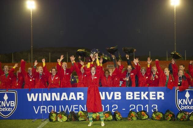 Barbara Lorsheijd of ADO Den Haag, Marleen Joore of ADO Den Haag, Sylvia Nooij of ADO Den Haag, Lucienne Reichardt of ADO Den Haag, Sheila van den Bulk of ADO Den Haag, Renate Jansen of ADO Den Haag, Yvette van der Veen of ADO Den Haag, Michelle Vrieling of ADO Den Haag, Lineth Beerensteyn of ADO Den Haag, Marissa Compier of ADO Den Haag, Kitty Susan of ADO Den Haag, Nada van Es of ADO Den Haag, Mandy van Dijk of ADO Den Haag, Brittany Persaud of ADO Den Haag, Jessie van Leeuwen of ADO Den Haag, Bouchra Moudou of ADO Den Haag, Lisanne Grimberg of ADO Den Haag Vrouwen ADO Den Haag Beker Finale Dames 2012 2013 xVIxWillemxJanxDijkdrentxIVx 1586167