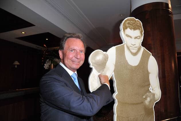 Gerd Rubenbauer bei der Verleihung Goldene Sportpyramide neben einer Pappfigur von Boxer Max Schmeling - 31.05.2013 in Berlin Goldene Sportpyramdie 2013, Berlin 