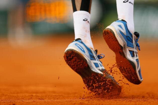 Schuhe wirbeln Staub auf , hier Gael Monfils Tennis French Open Paris Fr. 31.05.2013
