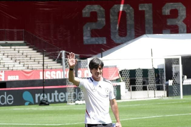 Bundestrainer Joachim Löw (D) begruesst die Fans - Training der Nationalmannschaft in Washington, RFK Stadium