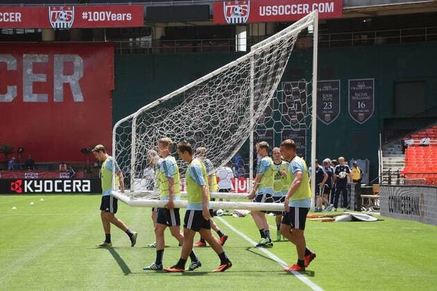 Spieler holen das Tor zum Trainingsspiel - Training der deutschen Nationalmannschaft in Washington, RFK Stadium