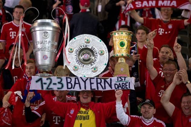 Fußball, FC Bayern München, Deutscher Meister 2013 Berlin, 01.06.2013, Olympiastadion - FC Bayern München Fan mit Abneigung gegenüber Borussia Dortmund (BVB) jubelt über den Gewinn des Triple s