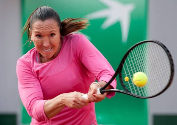 Serbia s Jelena Jankovic returns a shot during the women s singles third round match at the 2013 French Open tennis tournament in Paris, France, on June 1, 2013. (SP)FRANCE-PARIS-TENNIS-FRENCH OPEN 