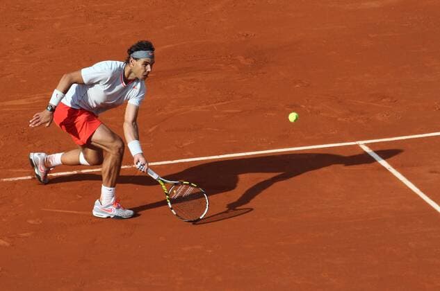 Spain s Rafael Nadal returns a shot during the men s singles third round match at the 2013 French Open tennis tournament in Paris, France, on June 1, 2013. (SP)FRANCE-PARIS-TENNIS-FRENCH OPEN 