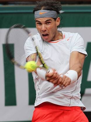 Spain s Rafael Nadal returns a shot during the men s singles third round match at the 2013 French Open tennis tournament in Paris, France, on June 1, 2013. (SP)FRANCE-PARIS-TENNIS-FRENCH OPEN 