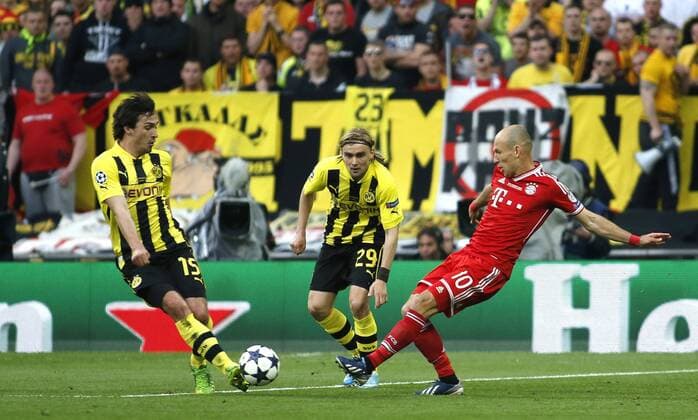 Dortmunds Mats Hummels (L) against Münchens Arjen Robben during the final of the Champions league between Borussia Dortmund and FC Bayern Munich, Wembley Stadium in London on May 25., 2013. Borussia Dortmund gegen FC Bayern München im Finale der Champions League in der Saison 2012 2013 am 25. Mai 2013.