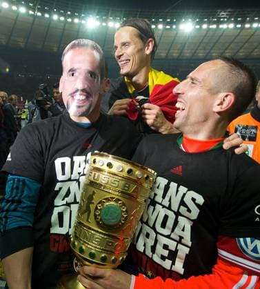 Fussball Berlin 01.06.2013 DFB-Pokalfinale 2013 FC Bayern München - VFB Stuttgart 3:2 FC Bayern München ist Deutscher Pokalsieger 2013 Manuel Neuer (FC Bayern, No.01) mit Frank Ribery Maske vor dem Gesicht Daniel van Buyten (FC Bayern, No.05) hi. Frank Ribery (FC Bayern, No.07)