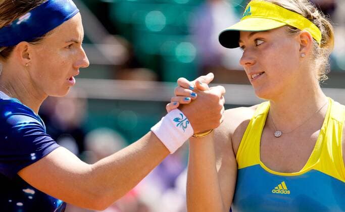 TENNIS - WTA, French Open 2013 PARIS,FRANKREICH,02.JUN.13 - TENNIS - WTA Tennis Damen Tour, Grand Slam, Roland Garros, French Open. Bild zeigt Svetlana Kuznetsova (RUS) und Angelique Kerber (GER). Keywords: Handshake. 