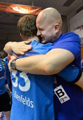01.06.2013 Eisenach 2. Bundesliga Handball Männer ThSV Eisenach : Eintracht Hildesheim Siegerjubel bei den Eisenacher Spielern . Der Aufstieg in die 1. Liga ist geschafft . Trainer Adalsteinn Eyolfsson rechts bedankt sich bei seinen Spielern . Aktion