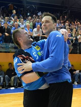 01.06.2013 Eisenach 2. Bundesliga Handball Männer ThSV Eisenach : Eintracht Hildesheim Siegerjubel bei den Eisenacher Spielern . Der Aufstieg in die 1. Liga ist geschafft . Jubel von Tomas Sklenak links und Duje Miljak Aktion