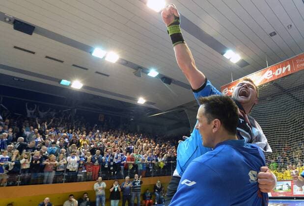 01.06.2013 Eisenach 2. Bundesliga Handball Männer ThSV Eisenach : Eintracht Hildesheim Siegerjubel bei den Eisenacher Spielern . Der Aufstieg in die 1. Liga ist geschafft . Jubel von Tomas Sklenak hinten und Duje Miljak Aktion