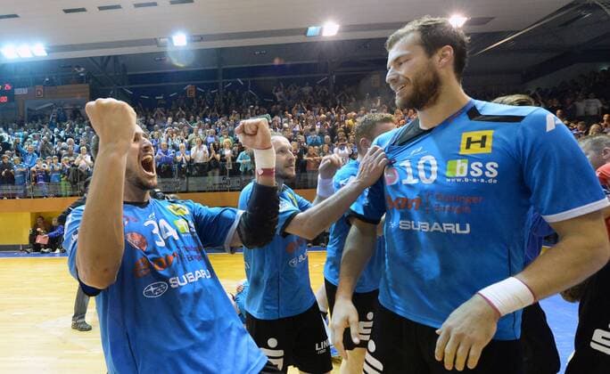 01.06.2013 Eisenach 2. Bundesliga Handball Männer ThSV Eisenach : Eintracht Hildesheim Siegerjubel bei den Eisenacher Spielern . Der Aufstieg in die 1. Liga ist geschafft . v. l. Branimir Koloper und Duje Miljak Aktion