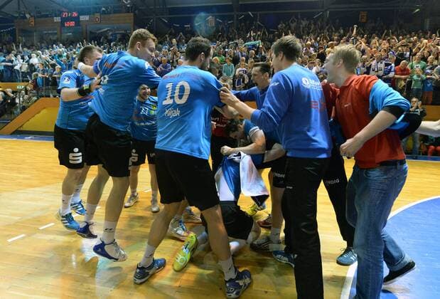 01.06.2013 Eisenach 2. Bundesliga Handball Männer ThSV Eisenach : Eintracht Hildesheim Siegerjubel bei den Eisenacher Spielern . Der Aufstieg in die 1. Liga ist geschafft . Aktion