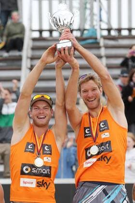 Beachvolleyball: smart beach tour Hamburg 2013, Supercup - super cup, Sieger Sebastian Dollinger und Stefan Windscheif (1.Platz), HOCH ZWEI Malte Christians xHOCHxZWEIx xMaltexChristiansx