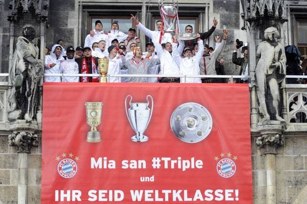 Mannschaft ,Team,Spieler, feiern den totalen Triumpf,das Triple mit Meisterschale,Schale,DFB Pokal,Champions League Pokal,Trophaeen,Cup,Pokale,Jubel,Freude,Begeisterung, Feier auf dem Rathausbalkon (Rathaus, Marienplatz) nach Gewinn des Triples,Dreifach Sieger,winner,Sieger,Rathaus,Marienplatz am 02.06.2013. Fussball DFB Pokal Finale der Männer 2013, FC Bayern München (M) - VfB Stuttgart (S) 3:2 am 01.06.2013 in Berlin, saison1213