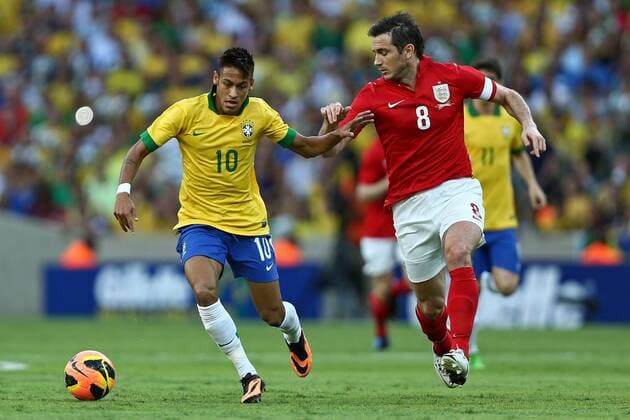 Brazil s Neymar (L) vies with Frank Lampard of England during their friendly soccer match in Rio de Janeiro, Brazil, on June 2, 2013. The match ended with a 2-2 draw. (Xinhua Agencia Estado)(Brazil out) (SP)BRAZIL-RIO DE JANEIRO-SOCCER-FRIENDLY MATCH 