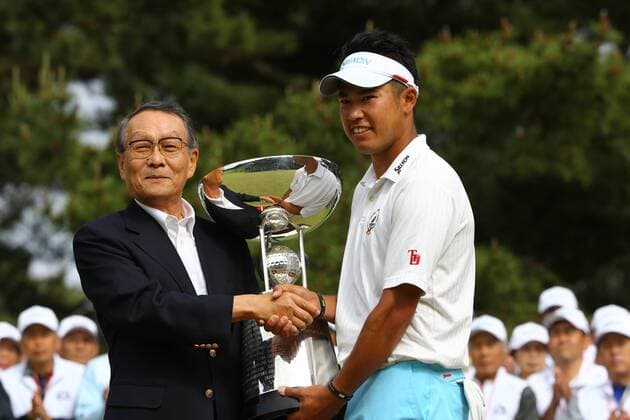 (R-L) Hideki Matsuyama (JPN), Mikio Sasaki, JUNE 2, 2013 - Golf : Hideki Matsuyama of Japan poses with the trophy after winning the Diamond Cupolf at Oarai Golf Club in Ibaraki, Japan.  (qkqb002872)