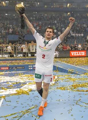 Hamburgs Michael Kraus celebrates the winning of the cup during the Champions league final of the Final 4 between HSV Hamburg and FC Barcelona Intersport, Lanxessarena in Cologne on June 02., 2013. HSV Hamburg gegen FC Barcelona Intersport im Finale des Champions League Final 4 Turnieres in der Saison 2012 2013 am 02. Juni 2013.