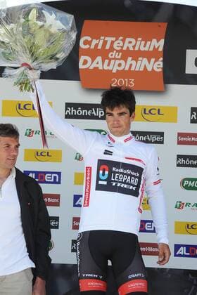 Thomas DAMUSEAU ( FRA Argos SHimano ) übernimmt das weisse Trikot in der Nachwuchswertung - Podium - Posing - Jubel - Freude - Emotionen - Aktion - quer - Event: Criterium du Dauphine 2013 - 2.Etappe: Chatel nach Oyonnax 191.0 km - Location: Frankreich - Europa - Datum: 03.06.2013