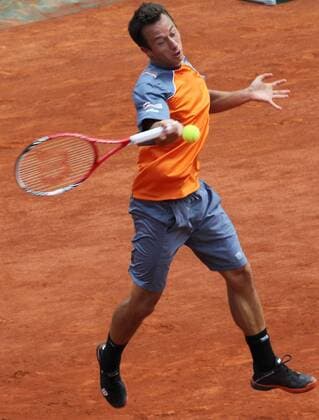 (130603) -- PARIS, June 3, 2013 (Xinhua) -- Germany s Philipp Kohlschreiber returns the ball during the men s singles fourth round match at the French Open tennis tournament in Paris, France, on June 3, 2013. (Xinhua Gao Jing) (SP)FRANCE-PARIS-TENNIS-FRENCH OPEN-MS- 