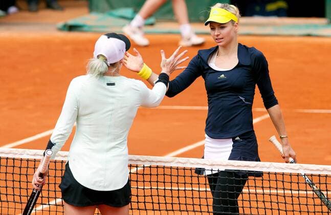 TENNIS - WTA, French Open 2013 PARIS,FRANKREICH,03.JUN.13 - TENNIS - WTA Tennis Damen Tour, Grand Slam, Roland Garros, French Open. Bild zeigt Bethanie Mattek-Sands (USA) und Maria Kirilenko (RUS). Keywords: Handshake. 