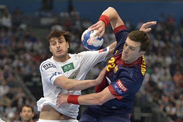 KÖLN, 02.06.2013, Zweikampf v.l. Domagoj Duvnjak (HSV) und Siarhei Rutenka (FC Barcelona)beim Velux EHF Final4 Finale FC Barcelona Intersport gegen HSV Handball in Köln