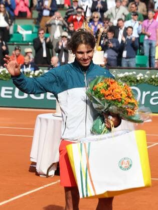 French Open 2013, Roland Garros,Paris,ITF Grand Slam Tennis Tournament, Geburtstagskind Rafael Nadal (ESP) mit Geschenktüte und Blumenstrauss,Hlabkoerper,Hochformat,