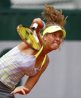French Open 2013, Roland Garros,Paris,ITF Grand Slam Tennis Tournament, Junioren Wettbewerb, Antonia Lottner (GER)Aktion,Aufschlag,Einzelbild,Halbkoerper,Hochformat,