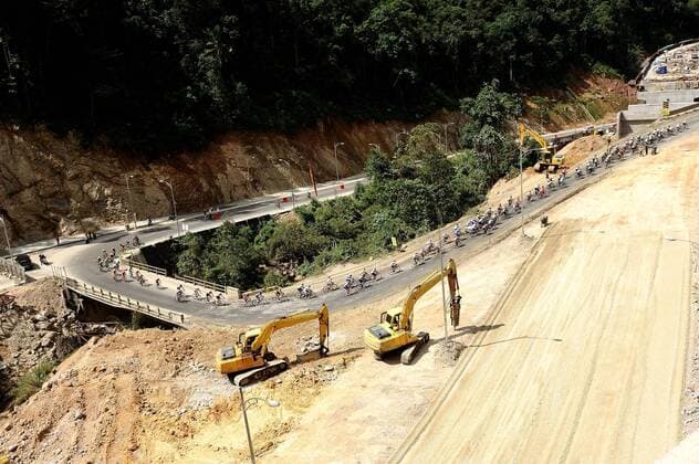 June 3, 2013, Payakumbuh, Indonesia : Riders pedaled through winding hills in Kelok Sembilan (Curved Nine) area, Payakumbuh, on Stage 2 Tour de Singkarak 2013 (Payakumbuh-Lake Singkarak). Stage 2 distance is 124,5 km.  ( 20242)