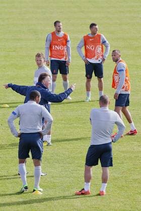 (130604) -- KATWIJK, 2013 (Xinhua) -- The Netherlands national football team head coach Louis van Gaal (Center, L) instructs his players during the final training session before their trip to Asia in Katwijk, the Netherlands, on June 3, 2013. The Netherlands will play against Indonesia on June 7 and China on June 11. (Xinhua Rick Nederstigt) (SP)NETHERLANDS-KATWIJK-SOCCER-TRAINING 