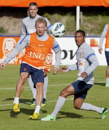 (130604) -- KATWIJK, 2013 (Xinhua) -- The Netherlands national football team players attend the final training session before their trip to Asia in Katwijk, the Netherlands, on June 3, 2013. The Netherlands will play against Indonesia on June 7 and China on June 11. (Xinhua Rick Nederstigt) (SP)NETHERLANDS-KATWIJK-SOCCER-TRAINING 