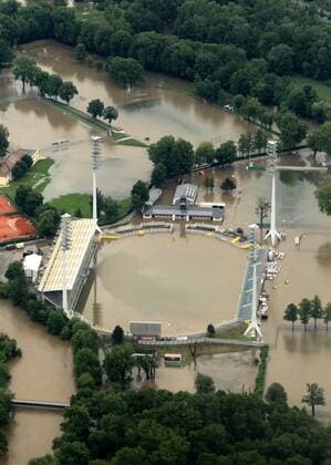 Hochwasser JENA, 03.06.2013, Hochwasser in Thüringen, das Ernst-Abbe-Sportfeld Stadion in der Oberaue steht unter Wasser das Wasser läuft durch den Überlauf auf die umliegenden Wiesen und Felder