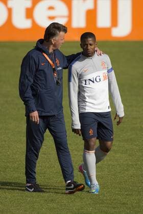 (L-R) coach Louis van Gaal of Holland, Jermain Lens of Holland during the training session of the Netherlands on June 3, 2013 at Sportpark Nieuw Zuid inKatwijk aan Zee, The Netherlands. Training session Netherlands Friendly 2012 2013 xVIxLaurensxLindhoutxIVx 1592244