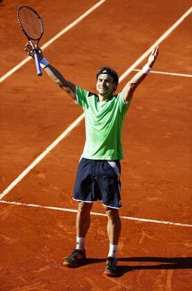 French Open 2013, Roland Garros,Paris,ITF Grand Slam Tennis Tournament,David Ferrer (ESP) streckt die Arme hoch und jubelt nach seinem Sieg, Jubel,Emotion,Freude,Einzelbild,Ganzkörper,Hochformat,