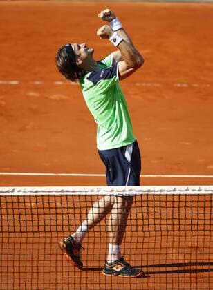French Open 2013, Roland Garros,Paris,ITF Grand Slam Tennis Tournament,David Ferrer (ESP) streckt die Fäuste hoch und jubelt nach seinem Sieg, Jubel,Emotion,Freude,Einzelbild,Ganzkörper,Hochformat,