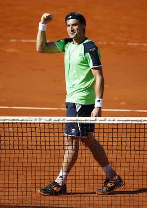 French Open 2013, Roland Garros,Paris,ITF Grand Slam Tennis Tournament,David Ferrer (ESP) streckt die Faust hoch und jubelt nach seinem Sieg, Jubel,Emotion,Freude,Einzelbild,Ganzkörper,Hochformat,