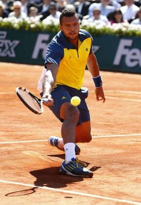 French Open 2013, Roland Garros,Paris,ITF Grand Slam Tennis Tournament,Jo-Wilfried Tsonga (FRA), Aktion,Einzelbild,Ganzkörper,Hochformat,
