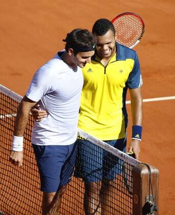 French Open 2013, Roland Garros,Paris,ITF Grand Slam Tennis Tournament,L-R. Roger Federer (SUI) gratuliert dem Sieger Jo-Wilfried Tsonga (FRA) am Netz,Halbkörper,Hochformat,