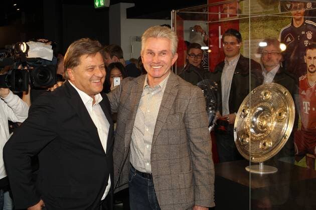 Direktor Medien und Kommunikation Markus HÖRWICK (FC Bayern München) mit Chef-Trainer Jupp HEYNCKES (FC Bayern München) in der FC Bayern Erlebniswelt EP_ckt