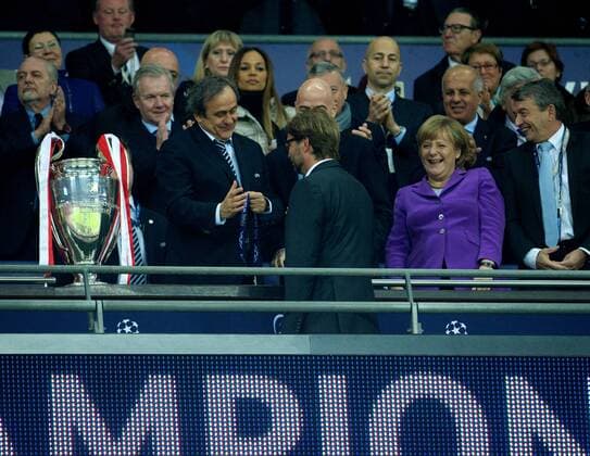 Fussball UEFA Champions League 25.05.2013 Finale London Wembley Stadion FC Bayern München Medaillenübergabe an BVB Borussia Dortmund vlnr UEFA Präsident Michel PLATINI FRA Jürgen KLOPP Trainer BoDo Bundeskanzlerin Angela MERKEL GER DFB Präsident Wolfgang NIERSBACH