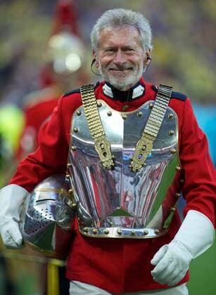 Fussball UEFA Champions League 25.05.2013 Finale London Wembley Stadion FC Bayern München Eröffnungsfeier Paul BREITNER GER Ex Profi FCB im Kostüm