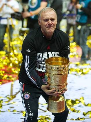 Fußball, DFB-Pokalfinale 2012 2013, FC Bayern München - VfB Stuttgart Fussball Berlin 01.06.2013 DFB-Pokalfinale 2013 FC Bayern München - VFB Stuttgart 3:2 FC Bayern München ist Deutscher Pokalsieger 2013 Assistenztrainer Hermann Gerland mit Pokal