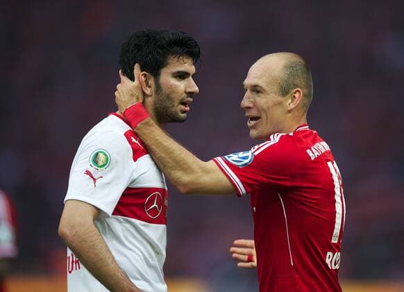 Fussball Berlin 01.06.2013 DFB-Pokalfinale 2013 FC Bayern München - VFB Stuttgart 3:2 FC Bayern München ist Deutscher Pokalsieger 2013 Serdar Tasci (Stuttgart, No.05) Arjen Robben (FC Bayern, No.10)