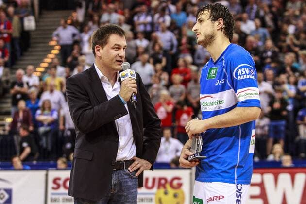 Deutschland, Hamburg, O 2 World, DKB Handball Bundesliga, Saison 2012 2013, HSV Handball - TBV Lemgo, Holger Kaiser Geschäftsführer der HBL ehrt Domagoj Duvnjak (HSV), der der Spieler der Saison ist