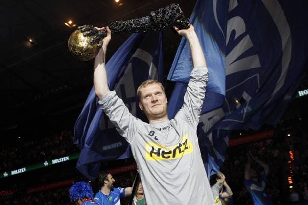 Hamburg, 5. Juni 2013 - Handball, 1. Bundesliga 2012 13, HSV Handball - TBV Lemgo: Johannes Bitter (HSV Handball, 1) mit dem Champions League Pokal