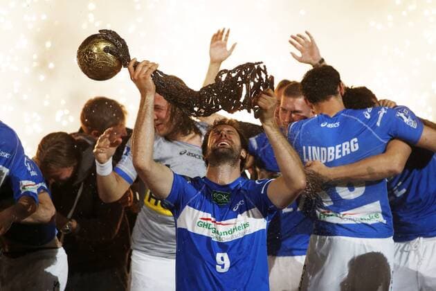Hamburg, 5. Juni 2013 - Handball, 1. Bundesliga 2012 13, HSV Handball - TBV Lemgo: Spieler des HSV Handball feiern den Sieg der Champions League 2013. Igor Vori (HSV Handball, 9) mit dem Pokal.