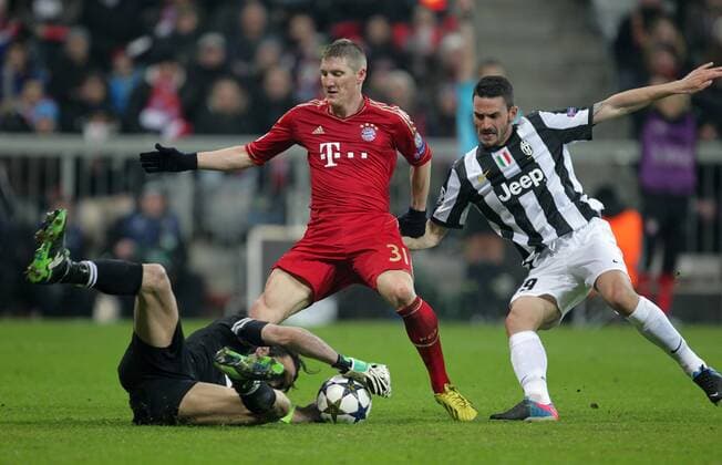 Dienstag 02.04.2013, Fussball Championsleague Saison 12 13 Viertelfinale in München, FC Bayern München - Juventus Turin, Torwart Gianluigi Buffon (Juventus Turin) gegen Bastian Schweinsteiger (FCB) und Leonardo Bonucci (Juventus Turin) DeFodi038
